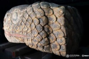 地震により「スネークヘッド」が出土、アステカ文明の遺物【メキシコ】