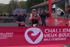 【トライアスロン】ドイツ選手がゴール手前で転倒、残り1mで抜かれてしまう