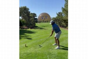 ラスベガスの「スフィア」、ゴルフをする人に反応し、表情を変える