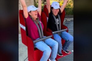 まるでジェットコースターに乗っているよう！ハロウィーン用コスチュームが秀逸