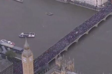 ロンドンで過去最大規模のデモ、イスラエルに停戦を求め50万人が行進