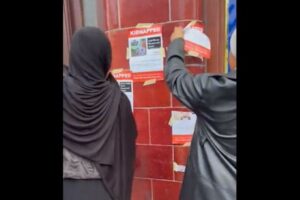 「ハマス」に人質にされた子供たちのチラシ、2人の女性が破り捨てる【イギリス】