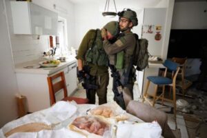 「ハマス」に襲撃された町での動画が浮上、凄惨な殺戮現場の写真も