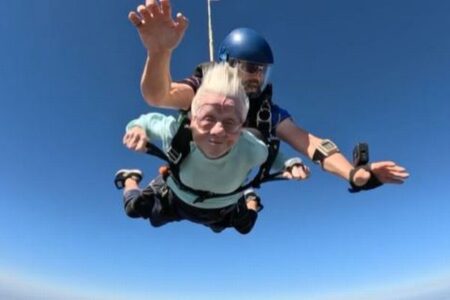 104歳の女性がスカイダイビング、世界最高齢【アメリカ】