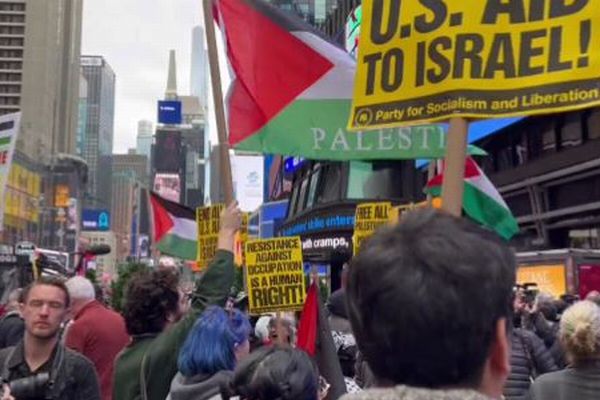 NYで親パレスチナと親イスラエルのデモが発生、参加者が衝突