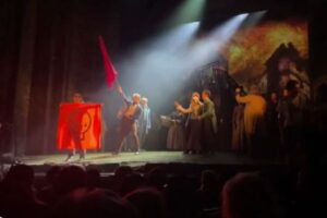 「Just Stop Oil」が『レ・ミゼラブル』の舞台に乱入、抗議活動で上演中止