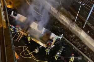 イタリア北部で観光バスが陸橋から落下、21人が死亡、18人が負傷