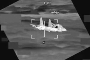中国の戦闘機が米軍機に異常接近、「B-52」と衝突寸前に