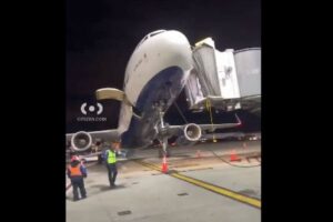 乗客の移動が原因か？旅客機が大きく傾き、機首が持ち上がる【アメリカ】