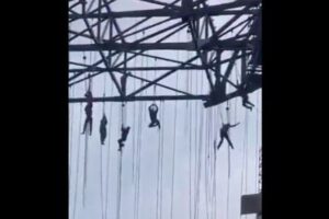 ブラジルの建設現場で足場が崩壊、複数の作業員がぶら下がる