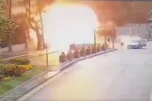 トルコの首都でテロ攻撃、犯人が自爆する瞬間が撮影される