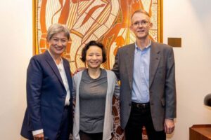 中国で3年間も拘束された女性ジャーナリストが解放され、家族と再会