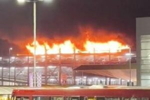 英の空港で火災、駐車場で燃え広がり、全便の運行を停止【動画】