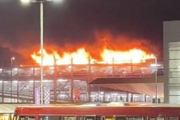 英の空港で火災、駐車場で燃え広がり、全便の運行を停止【動画】