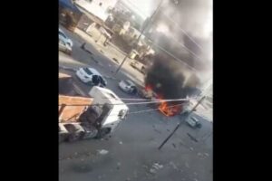 イスラエル軍、避難するガザ地区住民の車列を攻撃か？【動画】