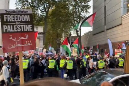 ロンドンで親パレスチナの大規模デモ、駅では親イスラエルの人々と衝突