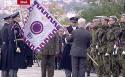 チェコの大統領、誤って旗で衛兵の頭を叩いてしまう【動画】
