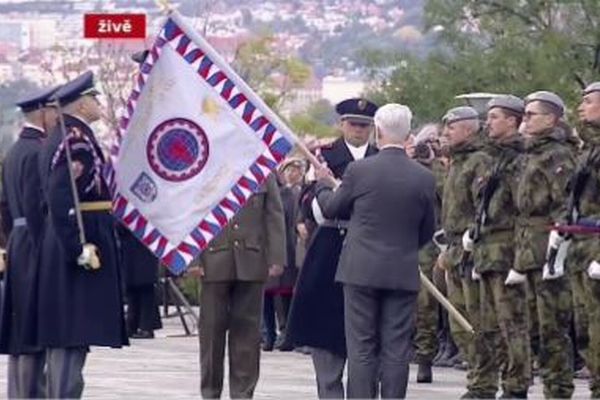 チェコの大統領、誤って旗で衛兵の頭を叩いてしまう【動画】