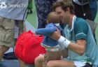 テニスコートに最もかわいい侵入者、子供が父親の勝利を祝福