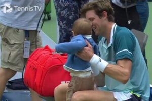 テニスコートに最もかわいい侵入者、子供が父親の勝利を祝福