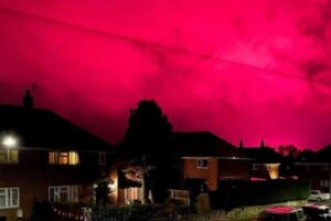 この世の終わり…英上空に異様なピンク色の空が出現