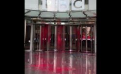 BBCの正面玄関に赤いペンキ、「ハマス」をテロリストと呼ばないことへの反発か？
