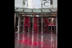 BBCの正面玄関に赤いペンキ、「ハマス」をテロリストと呼ばないことへの反発か？