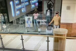 マネキンに成りすまし、閉店後に宝石を盗んだ男を逮捕【ポーランド】