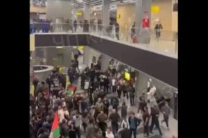 ロシアの空港にイスラム教徒らが侵入、イスラエルからの到着便に抗議