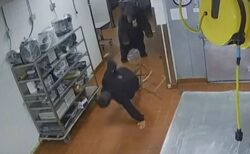 クマがホテル内に侵入、遭遇した警備員が突き飛ばされる【動画】