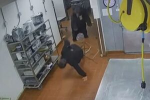 クマがホテル内に侵入、遭遇した警備員が突き飛ばされる【動画】