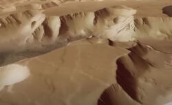 火星の画像からアニメを作成、上空を飛行する動画を公開：ESA