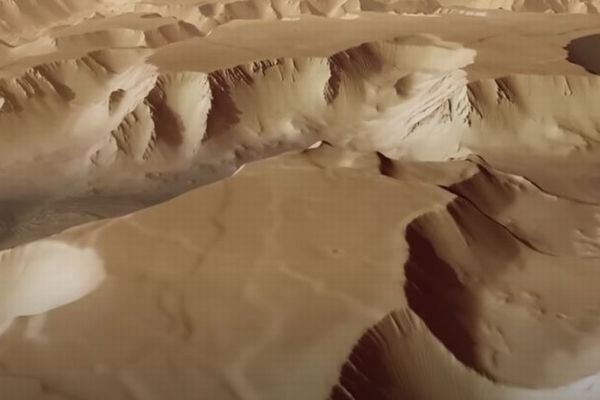 火星の画像からアニメを作成、上空を飛行する動画を公開：ESA