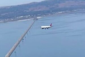 旅客機が空中で停止？完全に止まっているような不思議な現象を撮影