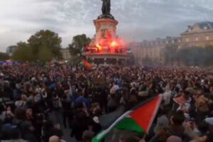 パリで親パレスチナの大規模デモ、警官隊が放水銃や催涙ガスを使用