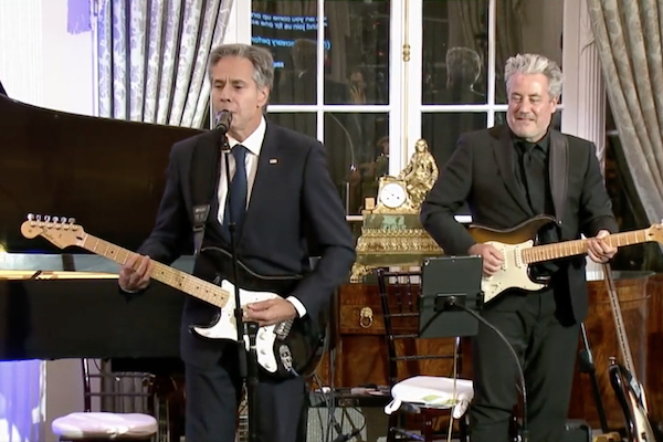ブリンケン米国務長官がエレキギターを弾いて本格ブルースを披露