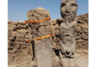 古代寺院の近くで、男性器を両手で持つ石器時代の像が見つかる【トルコ】