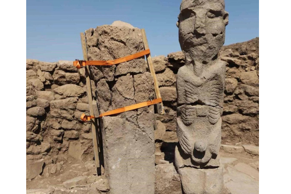 古代寺院の近くで、男性器を両手で持つ石器時代の像が見つかる【トルコ】