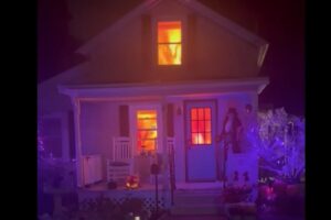 自宅を火事に見せかけたハロウィンの演出、リアルすぎて消防車が出動【アメリカ】