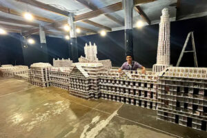 14万3千枚のカードを立てて建物のレプリカを作り、ギネス世界記録に