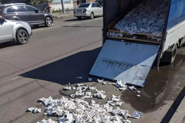 トラックの事故で、数百個の女性器の石膏型が路上に散らばる