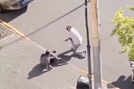 イスラエル大使館職員が路上で刺された事件、その瞬間が撮影されていた