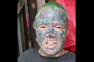 英国一のタトゥー母、怖すぎてハロウィンパーティーから締め出される