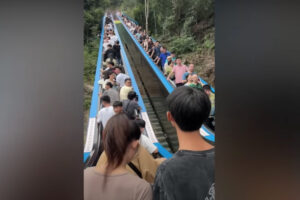 中国で設置された、350mの登山エスカレーターに賛否