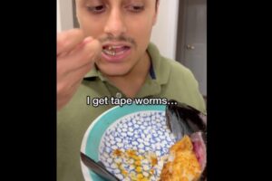 コンテンツクリエーターが視聴回数増のために寄生虫だらけの魚を食べる