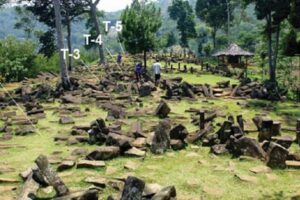 インドネシアにある巨石構造物、世界最古のピラミッドである可能性