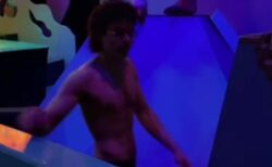 ディズニーの「イッツ・ア・スモールワールド」内に、裸の男が出現