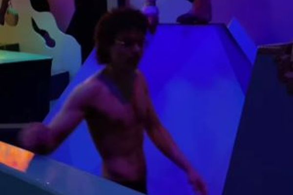 ディズニーの「イッツ・ア・スモールワールド」内に、裸の男が出現
