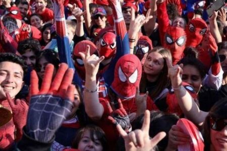 スパイダーマンの衣装を着た人が1000人集結、世界最多記録に挑戦【アルゼンチン】