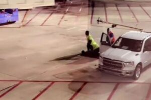 離陸前の機内で、男が緊急避難ドアを開き、飛び降りる【アメリカ】